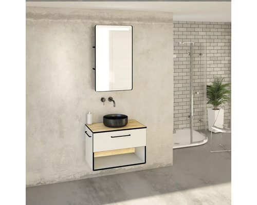 Salle de bain avec meuble-lavabo, miroir, robinetterie et cabine de douche