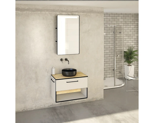 Badezimmer mit Waschtisch, Spiegel, Dusche und Pflanze