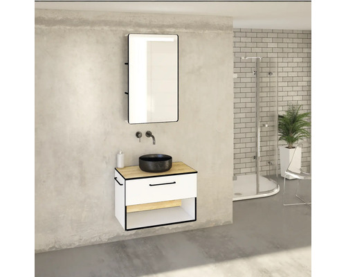 Modernes Badezimmer mit Waschtisch, Spiegel und Dusche