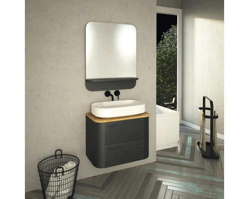 Salle de bain avec meuble-lavabo, miroir et porte-serviettes