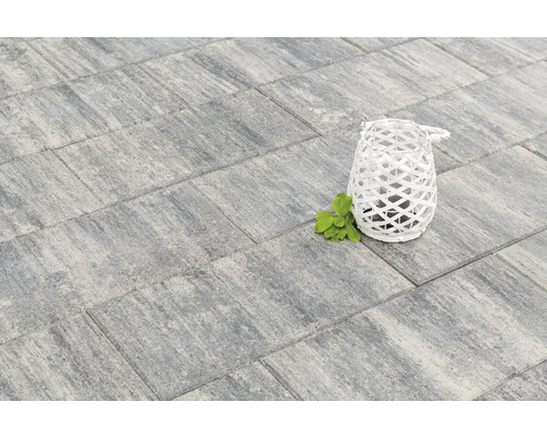 Pavés gris avec lanterne décorative