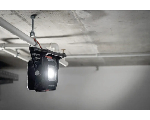 Logo Metabo. Lampe de travail montée au plafond avec support sur un tuyau.