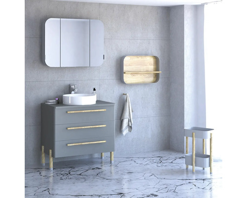 Badezimmer mit grauem Waschtischunterschrank, Aufsatzwaschbecken, Spiegelschrank, Regal und Handtuch