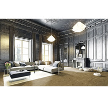 Salon avec canapé d''angle gris, cheminée et grandes fenêtres