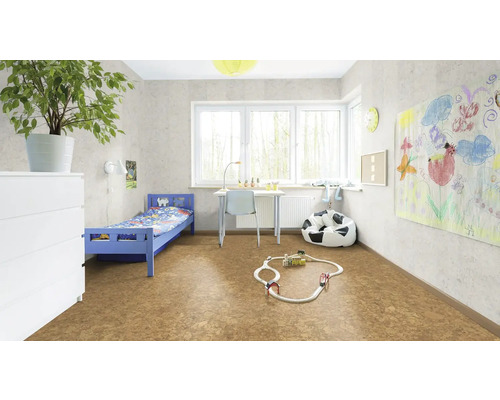 Chambre d''enfant lumineuse avec lit, bureau, chaise et sol en liège.