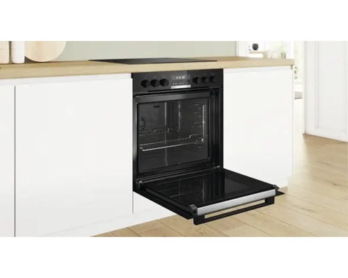 Four encastrable avec porte ouverte dans une cuisine moderne.