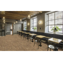 Intérieur de café avec tables, chaises et sol en liège