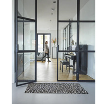 Heller Raum mit Glastüren und Teppich mit Tiermuster