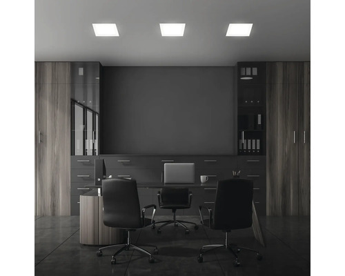 Modernes Büro mit Schreibtisch, Bürostühlen und eingebauten Schränken.