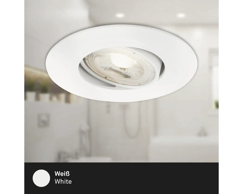 Spot encastré blanc au plafond dans une salle de bains