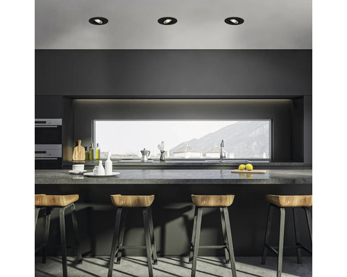 Moderne Küche mit Deckenleuchten, Kücheninsel und Barhockern