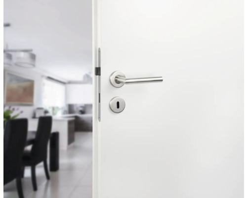 Porte intérieure blanche ouverte avec poignée de porte argentée