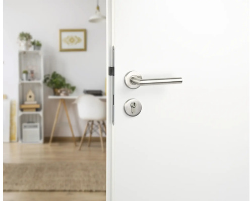 Porte intérieure blanche ouverte avec garniture de poignée de porte en acier inoxydable