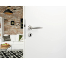 Porte intérieure blanche avec poignée de porte et serrure argentées dans un espace de vie moderne