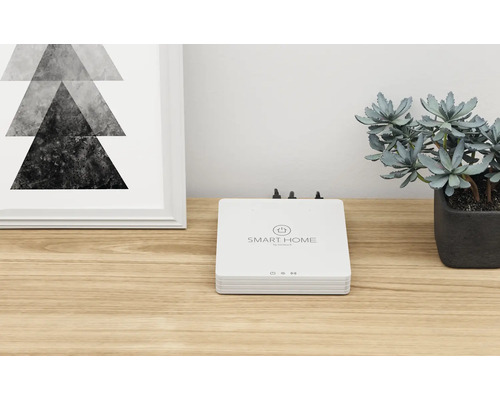 Centrale Smart Home sur une table avec décoration