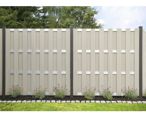 Écran de confidentialité en composite bois plastique dans le jardin