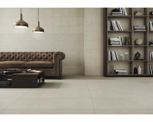 Wohnzimmer mit Sofa, Tisch, Bücherregal und Bodenfliesen