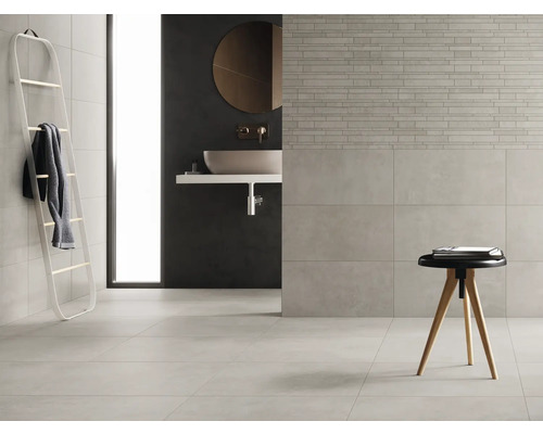 Salle de bain claire avec carrelage, lavabo et étagère échelle pour les serviettes