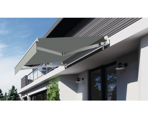 Store banne déployable sur la maison pour ombrager la terrasse