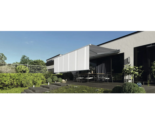 Terrasse avec store et mobilier de jardin devant une maison moderne