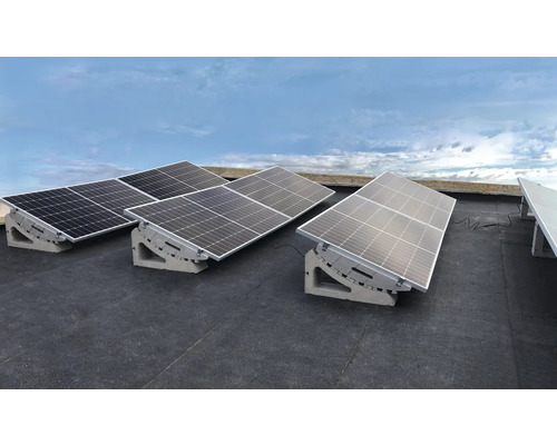 Plusieurs panneaux solaires sont installés sur un toit plat.