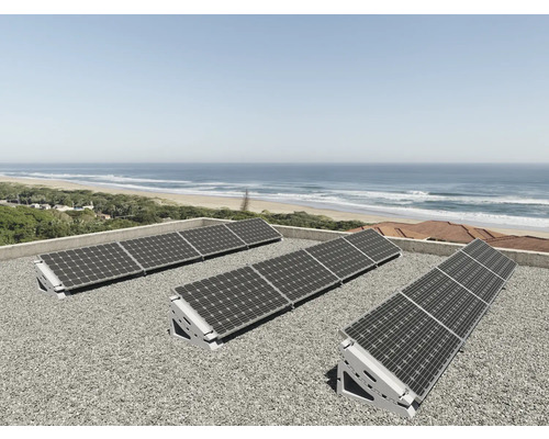 Trois panneaux solaires sur un toit près d''une côte