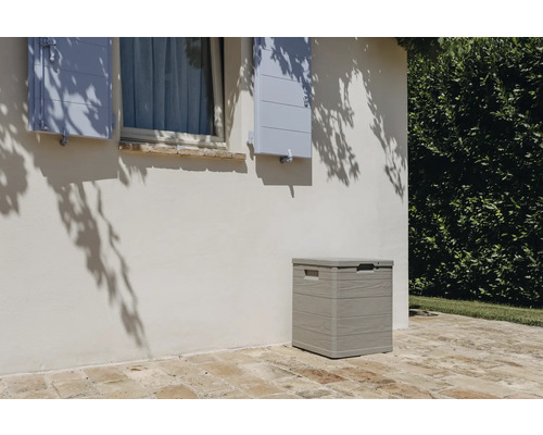 Aufbewahrungsbox aus Kunststoff im Aussenbereich vor Hauswand mit Fenster