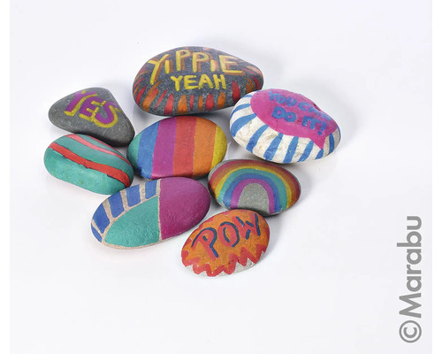 Pierres peintes avec des motifs et des inscriptions.