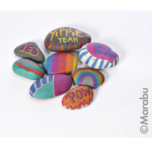 Pierres peintes avec motifs et messages