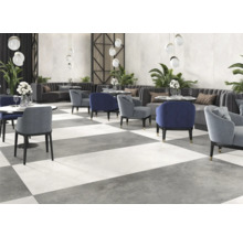 Restaurant avec fauteuils, tables et carrelage à damier