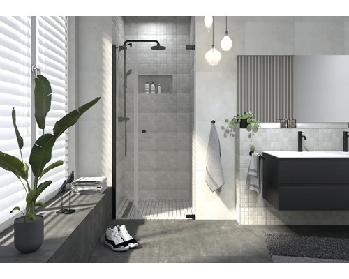 Modernes Badezimmer mit Dusche, Waschtisch und Dekorationen