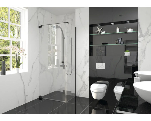 Helles Badezimmer mit Dusche, Waschtisch und Toilette