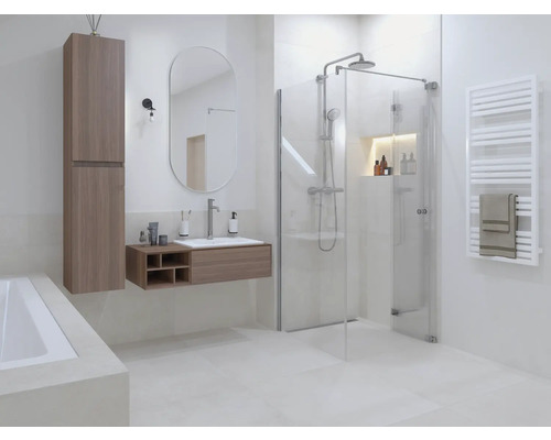 Helles Badezimmer mit Dusche, Waschbecken, Spiegel und Heizkörper