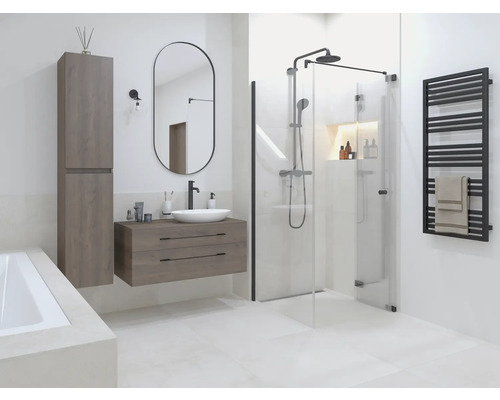 Modernes Badezimmer mit Dusche, Waschtisch, Spiegelschrank und Handtuchwärmer