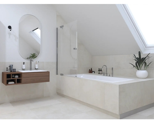 Helles Badezimmer mit Badewanne, Waschtisch, Spiegel und Dachfenster