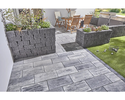 Terrasse avec pavés et bacs à fleurs en pierre