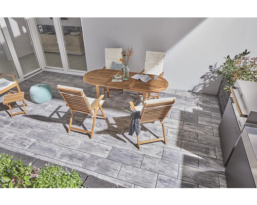 Terrasse avec pavés en béton gris, table et chaises en bois