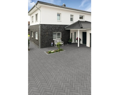 Einfamilienhaus mit Pflastersteinen im Fischgrätmuster