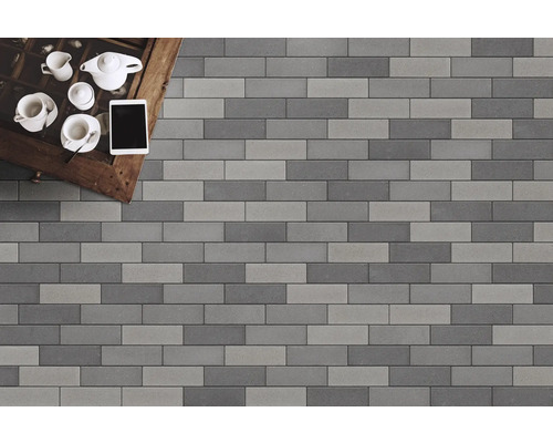 Pavés posés avec service à thé et tablette sur table