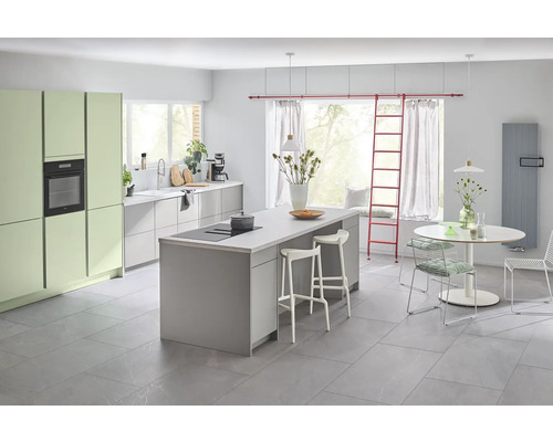 Helle, moderne Küche mit Kücheninsel, Esstisch und Stühlen.