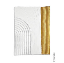 Tableau en relief abstrait avec des éléments blancs et dorés