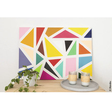 Tableau décoratif avec formes géométriques, plante d''intérieur et bougies sur une table