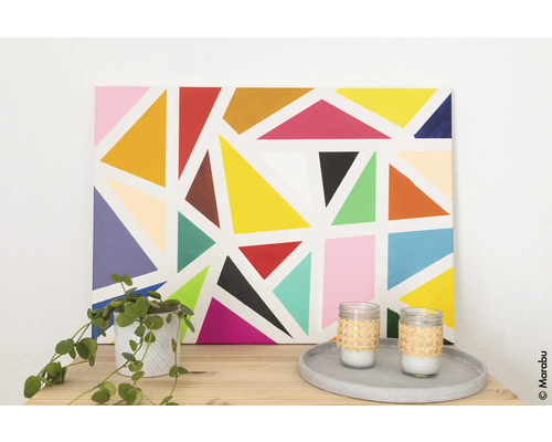 Tableau décoratif avec formes géométriques, plante d''intérieur et bougies sur une table