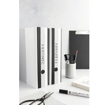 Zwei Ordner mit den Aufschriften Januar und Februar stehen auf einem Tisch.