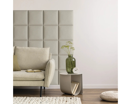 Wohnzimmer mit Sofa, Wandpaneelen, Beistelltisch mit Vase und Teppich