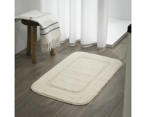 Badezimmer Szene mit Badteppich, Hocker und Handtuch