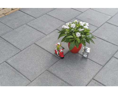 Dalles de béton grises pour l''extérieur, posées dans le jardin