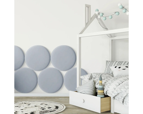 Chambre d''enfant avec panneaux muraux, tapis et lit en forme de maison