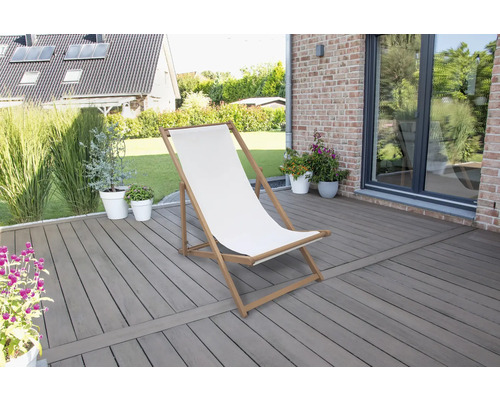Terrasse en bois avec chaise longue de jardin et éléments décoratifs d''extérieur