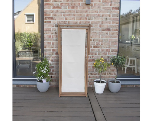 Chaise longue en bois avec revêtement textile à l''extérieur, entourée de plantes en pot